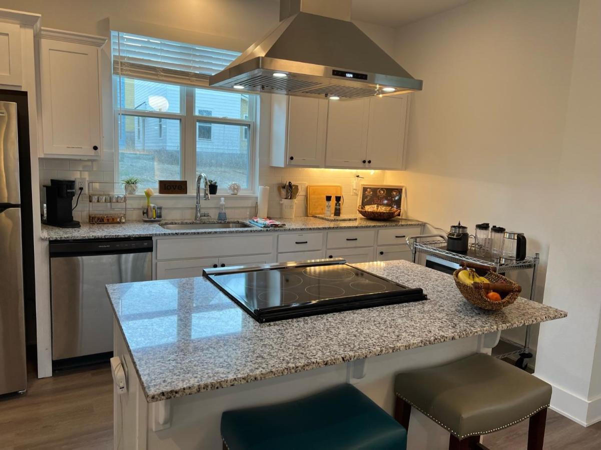 New Centennial Park Luxury Smart W Courtyard Holiday home Fayetteville